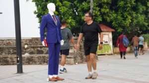 A well-dressed mannequin from J. Hampstead’s collection was placed in a prominent spot on Carter Road, Bandra, drawing curious passersby.