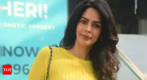 Mallika Sherawat recalls crying after some top female actors shamed her for her bold scenes in 'Murder' with Emraan Hashmi; here's what Mahesh Bhatt told her | Hindi Movie News