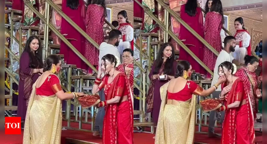 Sherlyn Chopra tries to touch Rani Mukerji's feet at Sindoor khela in Durga pandal; The' Mardani' actress reacts | Hindi Movie News