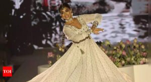 Shriya Saran's stylish Kathak act mesmerises everyone at Lakme Fashion Week