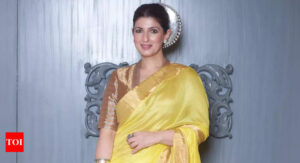 Twinkle Khanna wins the internet with a crescent moon on her head |