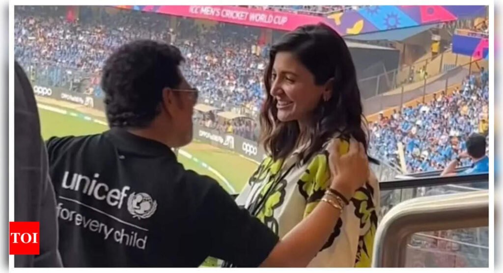 When Sachin Tendulkar congratulated Anushka Sharma after Virat Kohli scored his 50th century | Hindi Movie News