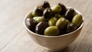 5 Healthy Reasons Why You Shouldnt Pick Olives Out Of Your Pasta, Pizza