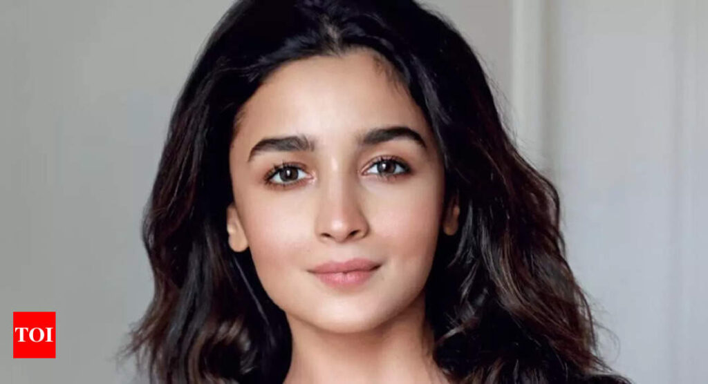 Alia Bhatt takes selfie with paparazzi at Mumbai event, shares a laugh over fun comment | Hindi Movie News