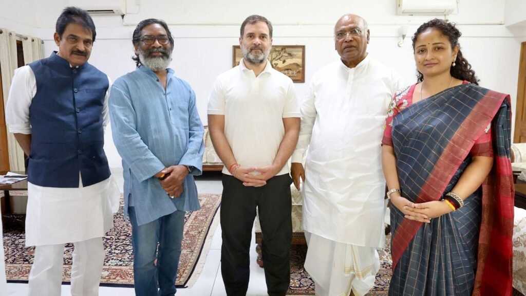 Jharkhand Exit Poll Results: Jharkhand Chief Minister Hemant Soren with his wife and JMM leader Kalpana Soren during a meeting with LoP in Lok Sabha and Congress MP Rahul Gandhi, party President Mallikarjun Kharge and party MP KC Venugopal, in New Delhi.