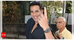 Maharashtra Assembly Elections 2024: Akshay Kumar shows off his inked finger; says 'It's important that everyone comes out to cast their vote' |