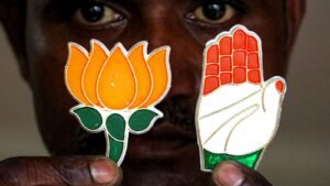 Maharashtra Exit Poll Results: A vendor shows political badges of the BJP and the Congress at a shop in Nagpur ahead of the Maharashtra Assembly elections.