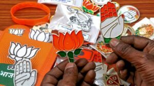 Maharashtra, Jharkhand Election Results: A vendor shows political badges of BJP and Congress at a shop, ahead of Maharashtra Assembly elections, in Nagpur, Tuesday, Oct. 22, 2024.