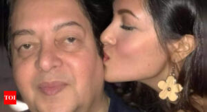 Riya Sen pens an emotional note for her father Bharat Dev Varma days after his passing: 'I’m not alone' | Hindi Movie News