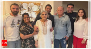 Salman Khan gives major family vibes as he poses with Salim Khan, Arpita Khan, Sohail Khan, Arbaaz Khan and others in this heartwarming photo |