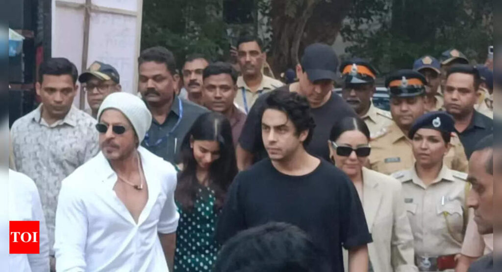 Shah Rukh Khan carefully holds daughter Suhana Khan's hand as they arrive to cast their vote in Maharashtra Election 2024 | Hindi Movie News